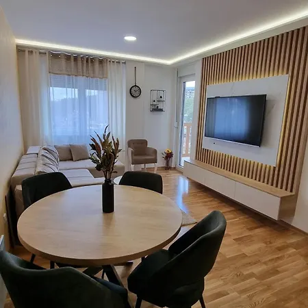 Magnat Lux Sa Garazom